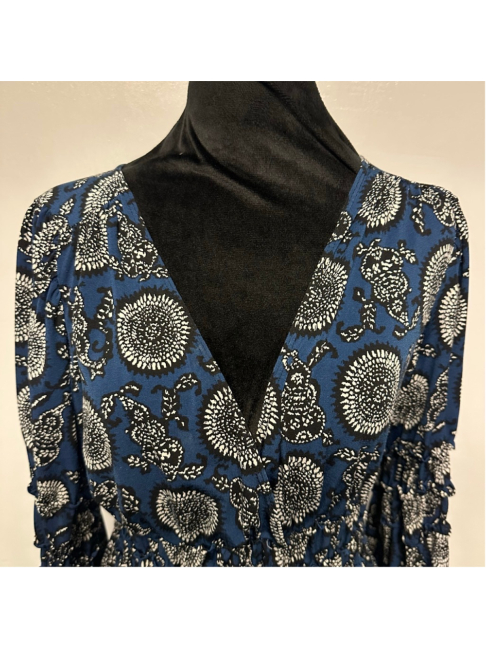 Max Studio Blue White Floral Tunic Top Size Medium cinched waist Bell sleeve - Picture 5 of 10